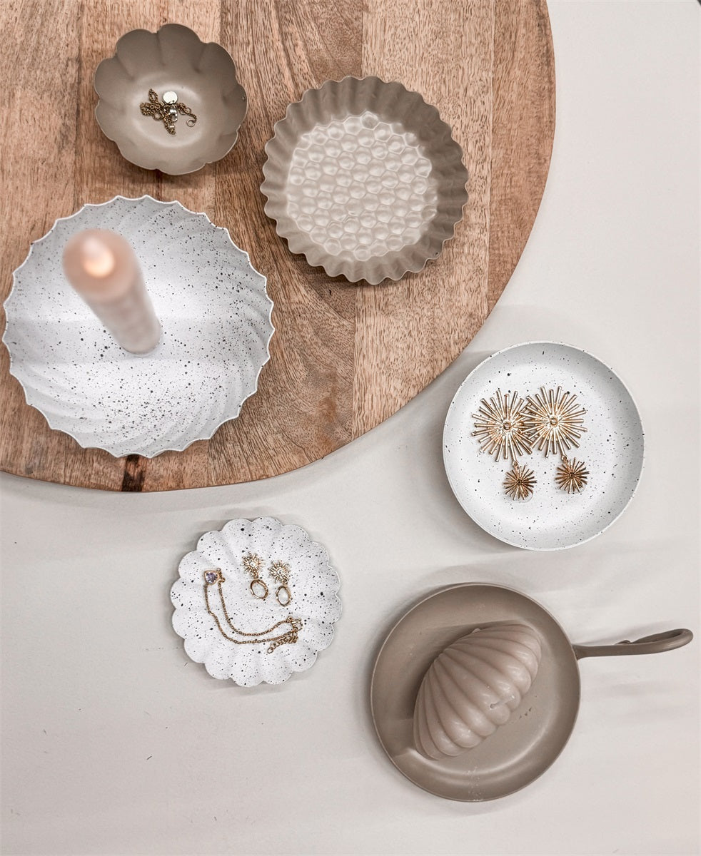 Wit metalen schaaltje met stippen – decoratief opbergplateau